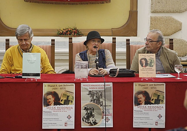 Alonso J. Corrales Gaitán, Concepción Orti Alcántara y Fernando Jiménez Berrocal en el homenaje.