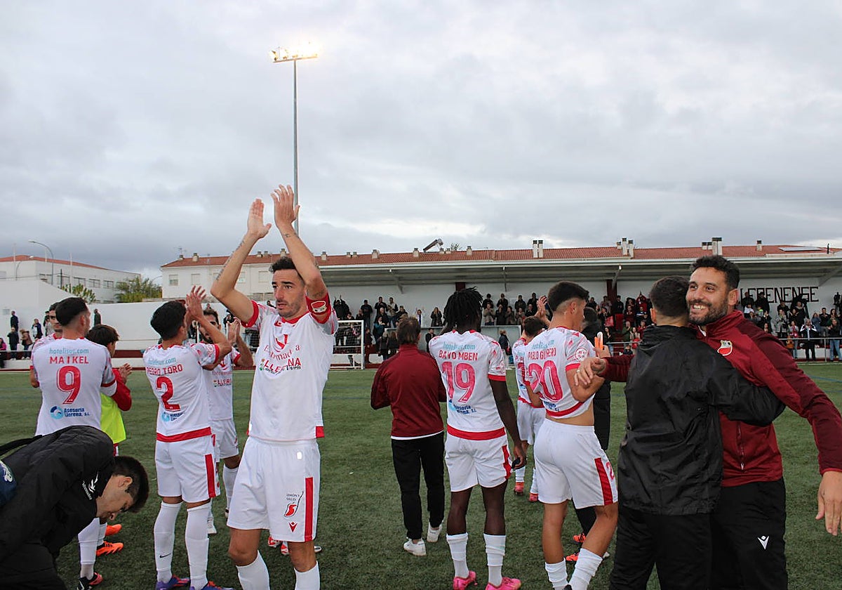 Luismi (de rojo, a la derecha) celebra con sus jugadores un triunfo en el Fernando Robina.