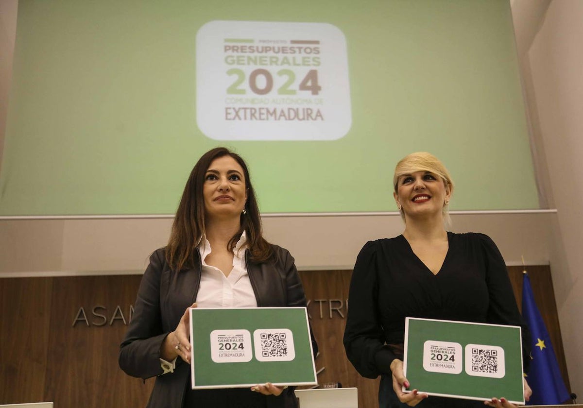 La vicepresidneta de la Asamblea, Lara Garlito, recibe el proyecto de Ley de Presupuestos de la consejera de Hacienda de la Junta, Elena Manzano.