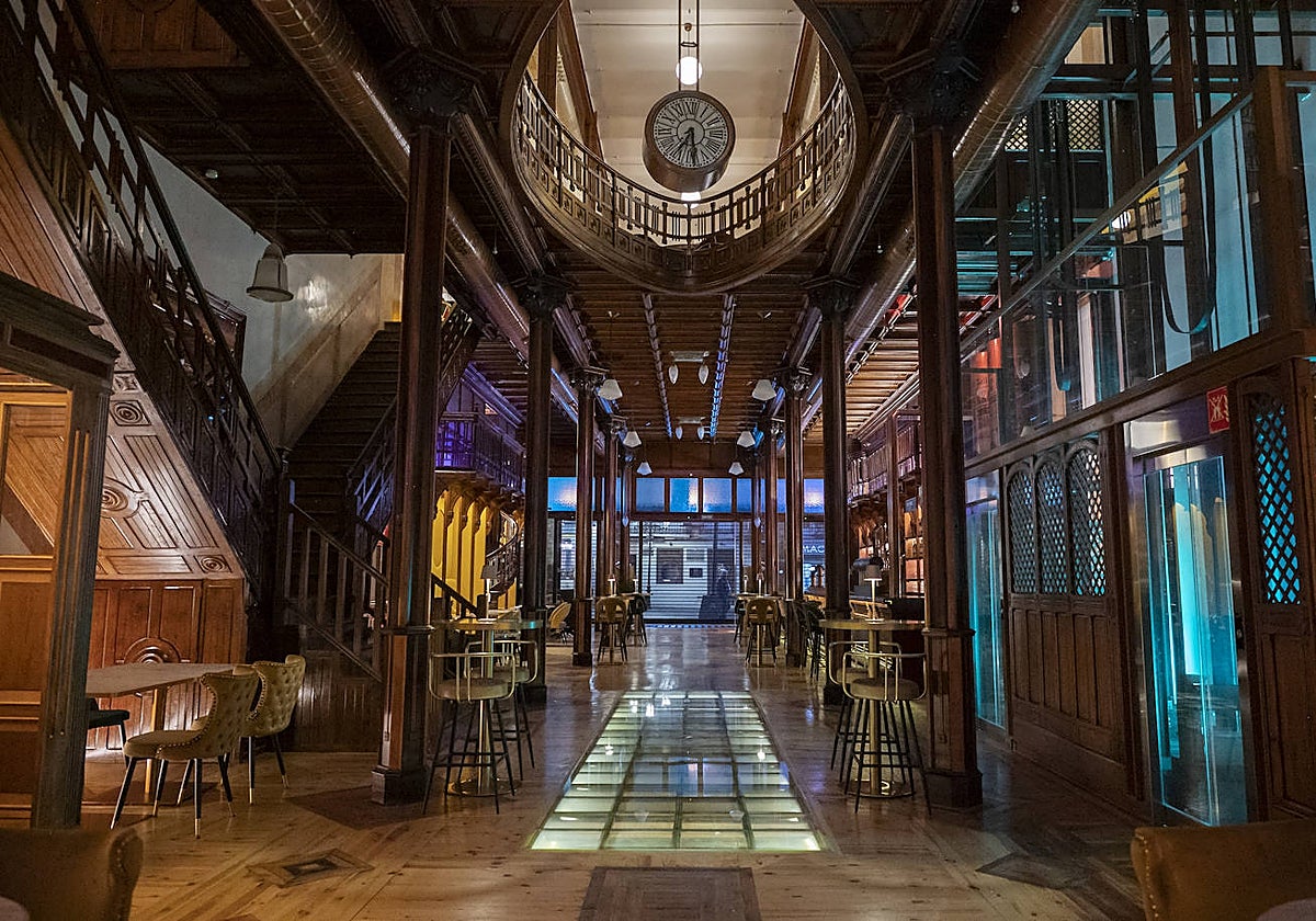 Planta baja, dedicada a cafetería, cervecería y tapas.