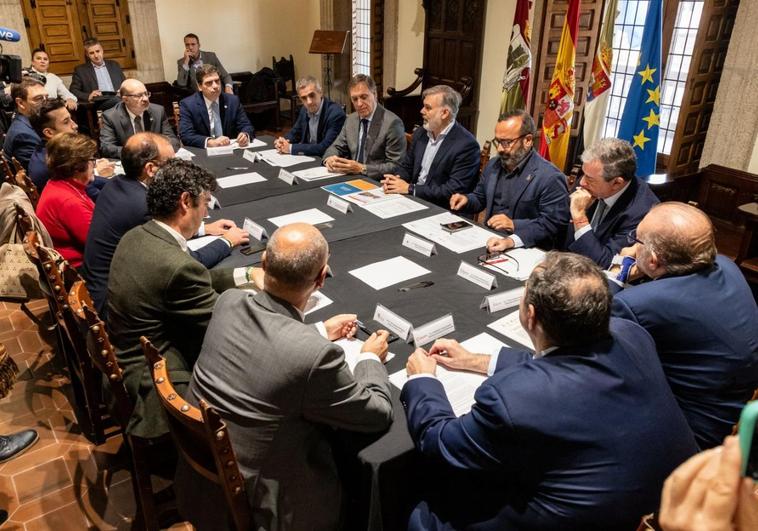 Alcaldes y empresarios dan prioridad a la conexión Plasencia-Salamanca