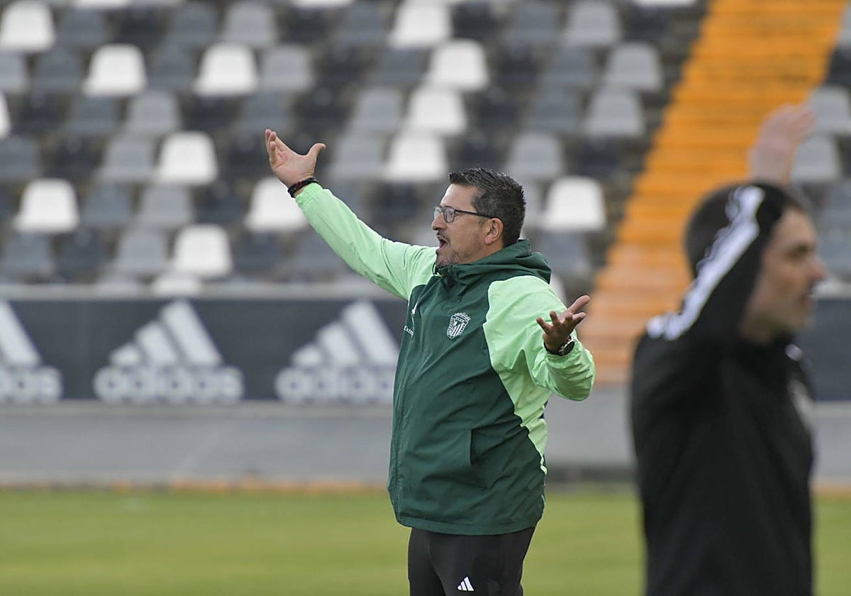 Iñaki Alonso durante el partido ante la Gimnástica Segoviana.