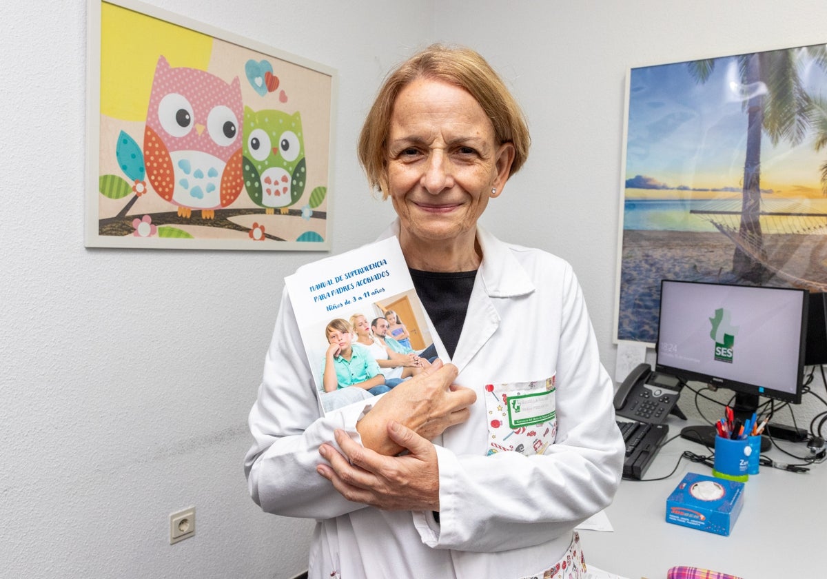 Blanca Lusilla, en su consulta, con el libro que acaba de publicar.