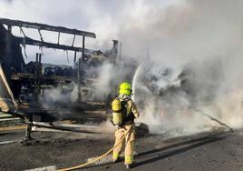 Un bombero de la Diputación de Cácerse sofocando las llamas.