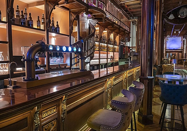 Barra del complejo hostelero construido en la antigua juguetería Tres Campanas.