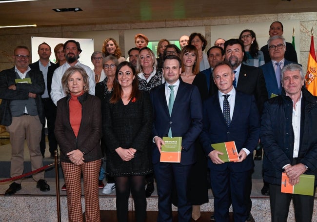 Asistentes a la presentación de la memoria socieconómica de 2022 del CES. Entre ellos, los consejeros Bautista, Castizo y Bazaga; Peinado (Crees), Chacón (CC OO) y Fernández Salguero, rector de la Universidad.