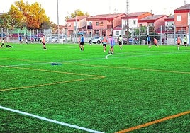 Niños entrenando esta semana en el campo de fútbol del Cerro de Reyes.