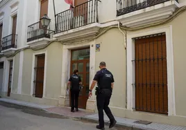 Agentes de Policía Local acceden a las oficinas de la calle Montesinos.