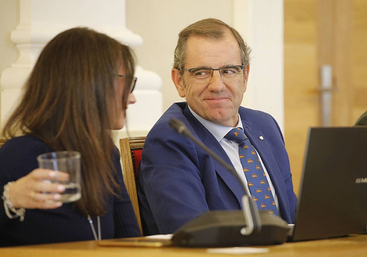 Los concejales de Vox en Cáceres, Raquel Mirat, y Eduardo Gutiérrez.