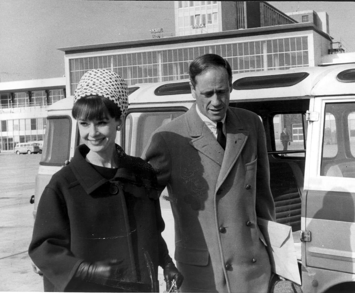 Audrey y Mel en 1964, en el aeropuerto de Madrid. En ese año compraron una casa en Marbella en donde también tenían casa los condes de Romanones.