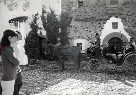 Audrey Hepburn y Mel Ferrer en el patio de Pascualete, finca que está a 10 kilómetros de Trujillo. A la derecha la condesa de Romanones, en un coche de caballos.