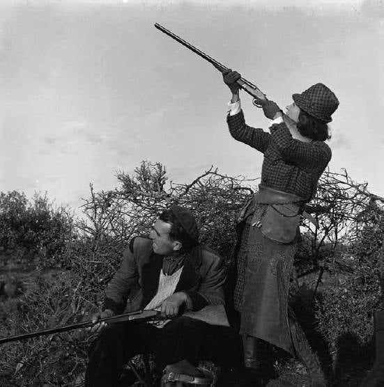 Fotografía de Mel Ferrer de Aline Griffith en una cacería junto a uno de sus guardas.