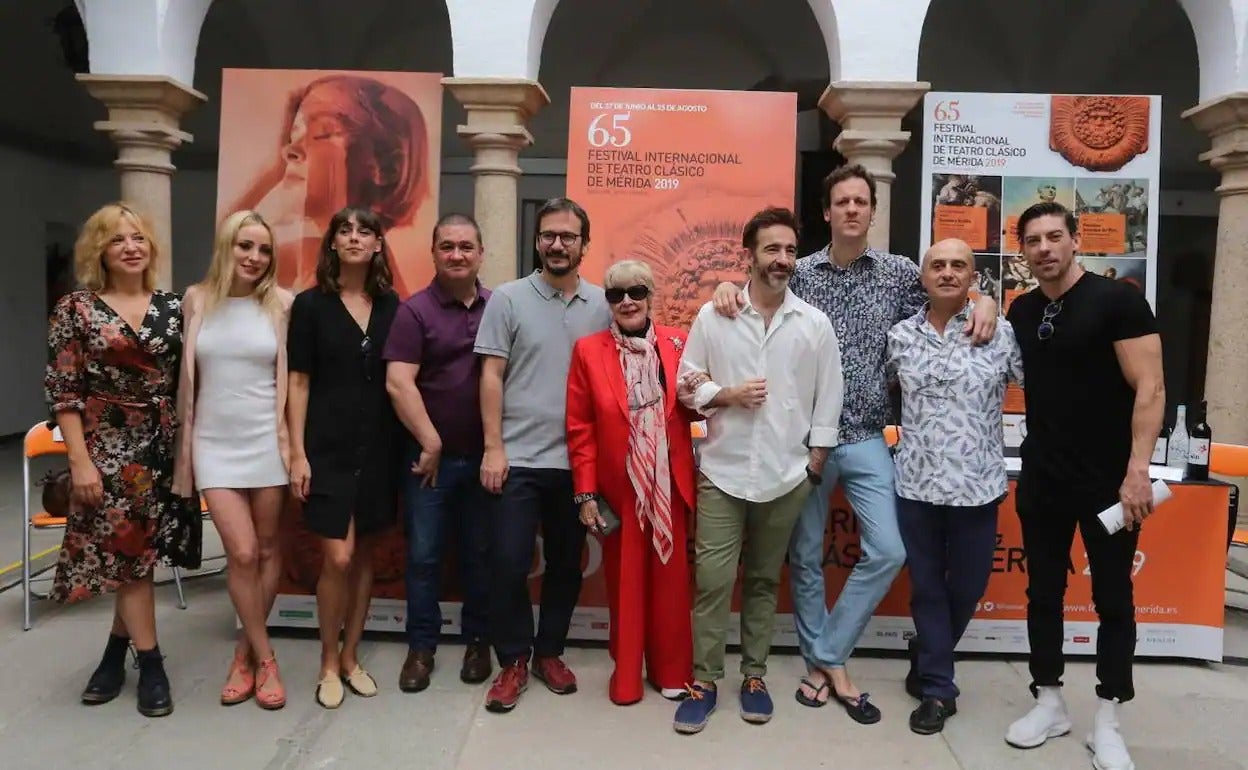 En la presentación de su tercero y último papel en el Festival de Mérida, con 'Metamorfosis', Concha Velasco aseguró estar emocionada por volver y bromeó. «Yo me he casado con Jesús Cimarro porque tuve la suerte de que cuando vine por primera vez le concedieron la dirección del Festival». En la imagen, junto a Pepe Viyuela y el resto del elenco. 