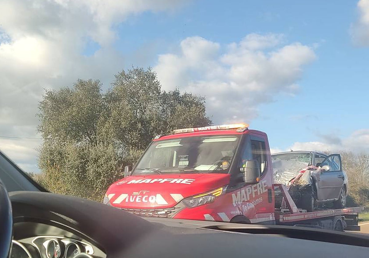 Estado en que ha quedado el vehículo tras chocar con una encina después de haberse salido de la Ex-100 este sábado.HOY