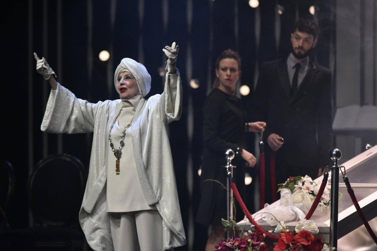 La actriz llenó el Gran Teatro de Cáceres en noviembre de 2019 y el López de Ayala de Badajoz en enero de 2020 con 'El funeral', una obra producida por Pentación. 