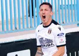 Elejalde celebra el gol de la victoria que rompe la racha negativa.