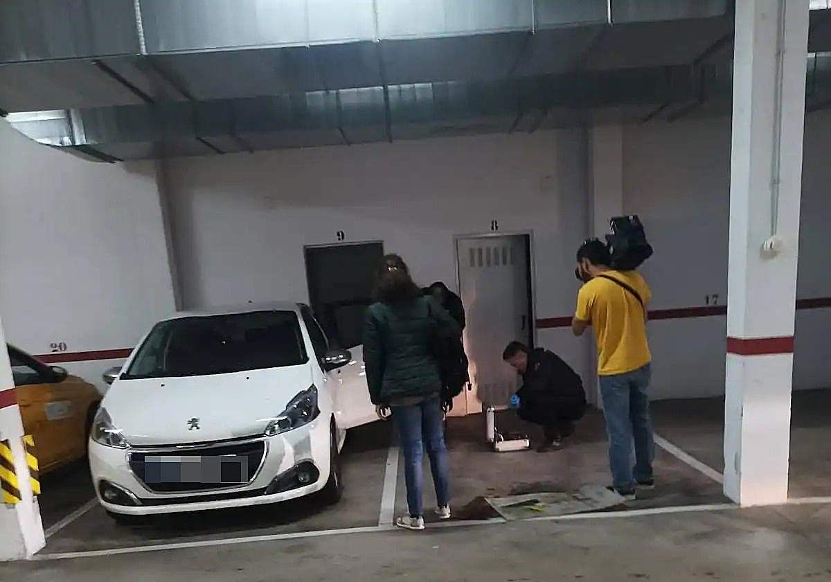 La Policía Nacional recoge muestras en los trasteros.