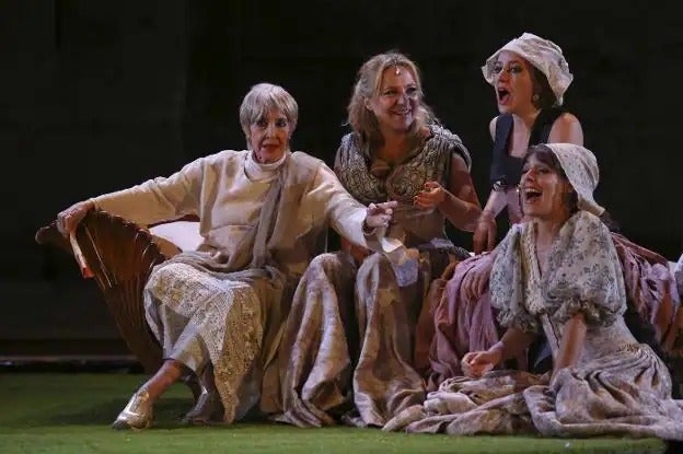 En 2019 la 'Metamorfosis' desbordó el Teatro de Mérida en su estreno con una escenografía fantasiosa. 