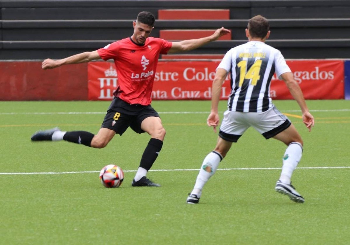 Miguel Núñez, del CD Badajoz, intenta obstaculizar a Ruymán en el choque del Badajoz de este domingo.