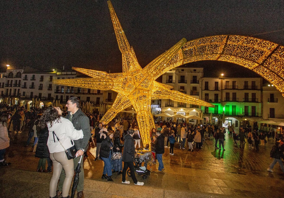 Encendido de la iluminación el pasado año en la Plaza mayor.