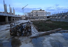 Interior de la piscina, con la obra ejecutada al 26%, este lunes.