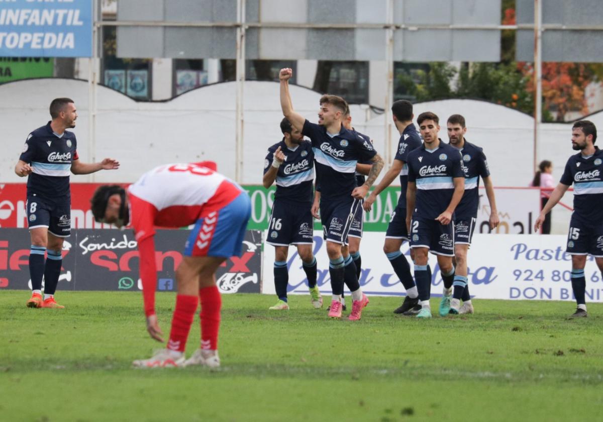 El Coria celebra el tanto de la victoria en Don Benito.