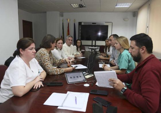 Equipo de enfermeros que se desplaza para curar las heridad de una niña con piel de mariposa.