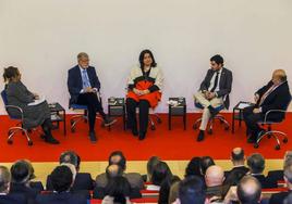 Coloquio entre Mar Domínguez, directora de HOY, el expresidente extremeño Rodríguez Ibarra, la magistrada Carmen Romero, el profesor Gabriel Moreno y el economista y abogado Javier Bardají.