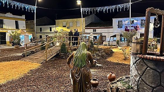 Villar de Rena abre su original Belén 'La Nacencia' que se distribuye por las calles del pueblo