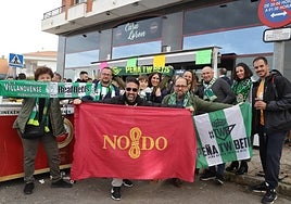 Aficionados del Betis en la previa del partido en el Municipal Villanovense.