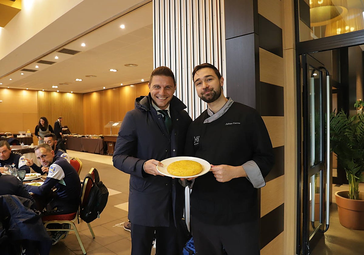 Joaquín pudo degustar la tortilla de patatas del cocinero Adrián Cuevas.