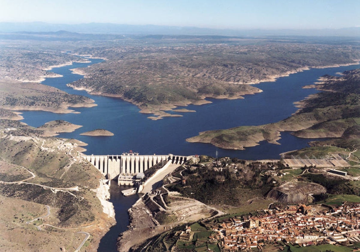 Embalse y central hidroelétrica de Alcántara. Es el pantano más grande de España tras el de La Serena, en Badajoz.