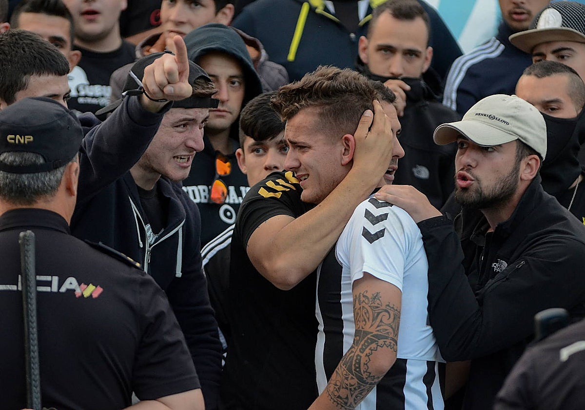 Abraham Pozo, con la afición blanquinegra, tras la eliminación en el playoff de ascenso de la 2015/16.