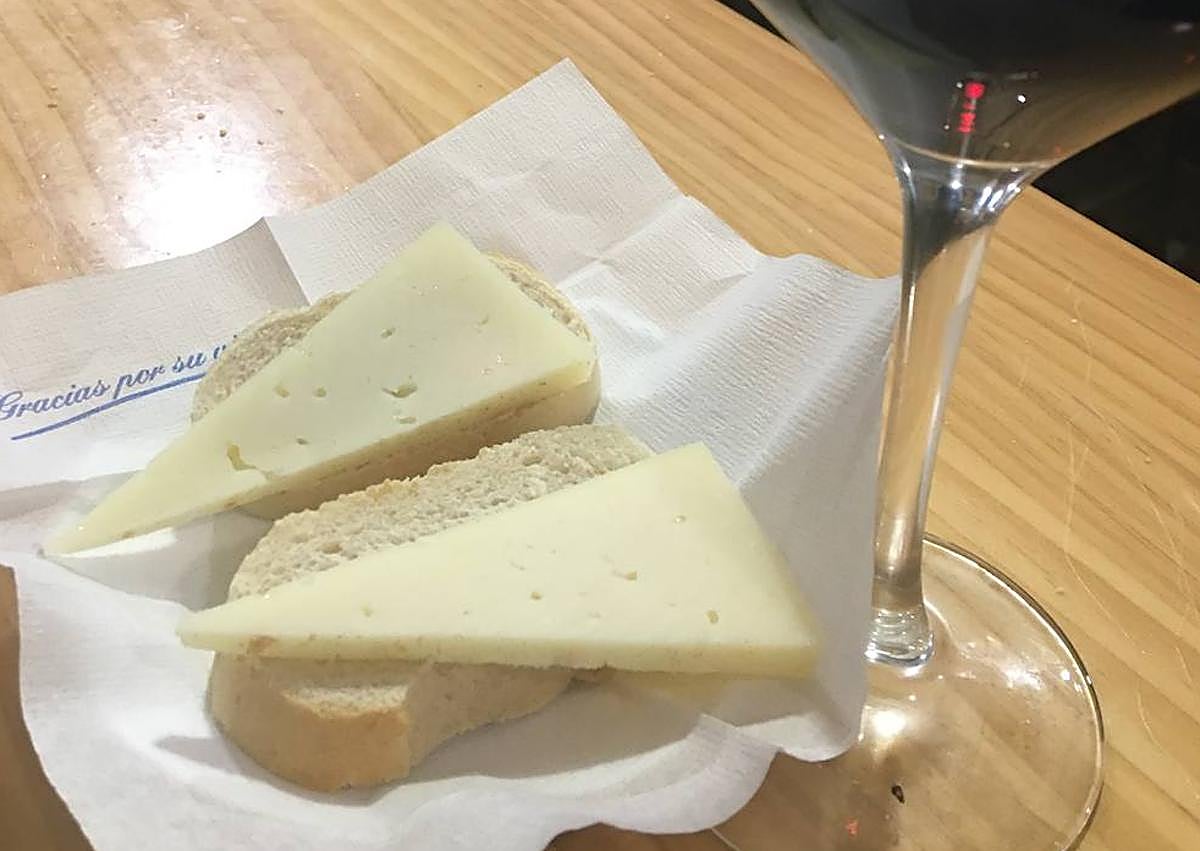 Imagen secundaria 1 - Tosta de solomillo con torta, aperitivo de queso por cortesía de la casa y pizarra con las raciones.