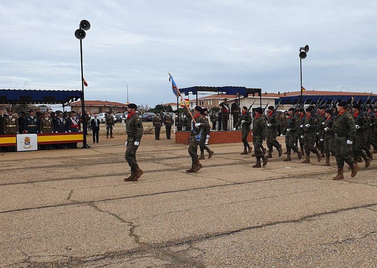 Imagen secundaria 1 - Tres momentos del acto celebrado este viernes en la Base General Menacho en Bótoa.