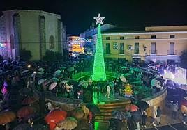 La lluvia no fue impedimento para que los campanarienses se congregaran en la Plaza de España a dar la bienvenida a la Navidad 2023-24 con el tradicional encendido. Ese que iluminará y llenará de ilusión las calles de la localidad durante el próximo mes, ese que anuncia que ha vuelto la época más familiar y mágica del año, en la que todos los deseos son posibles