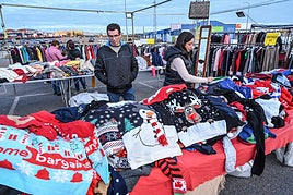 Los clientes buscan ropa navideña para estas fiestas.