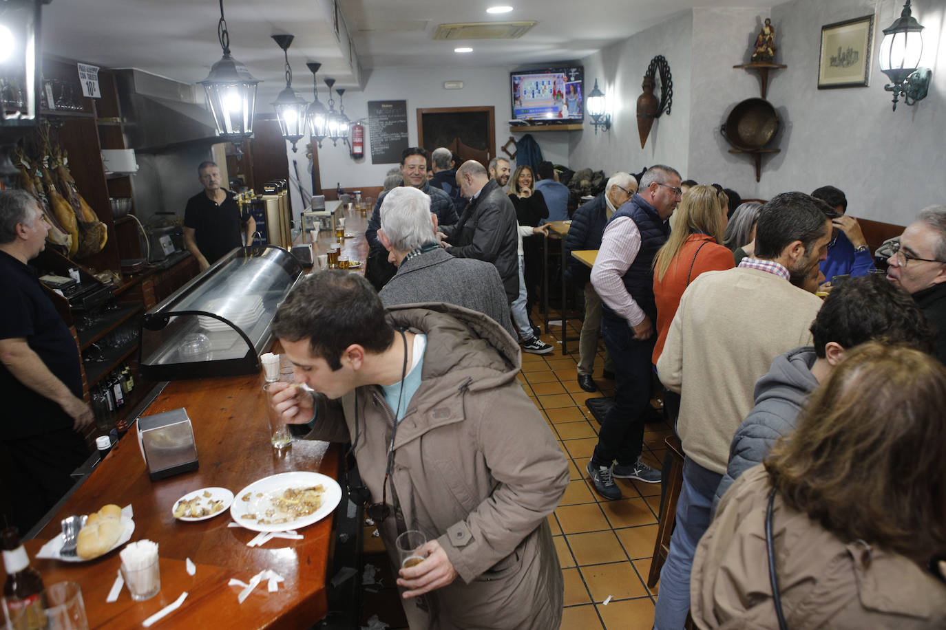 Interior del local con su clientela.