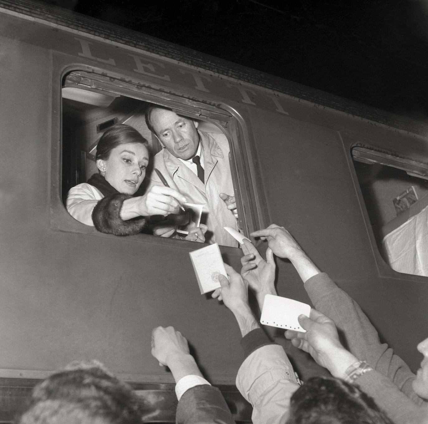 La famosa Audrey firmando autógrafos ante la mirada del que fue su esposo desde 1954 a 1968.