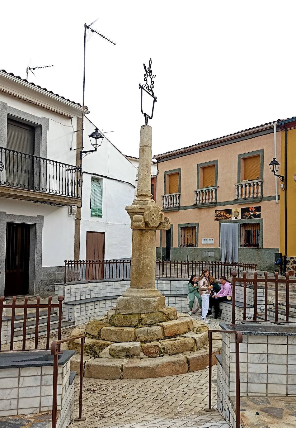 Imagen actual de Santa Marta de Magasca que ahora tiene 302 habitantes, 750 menos que cuando la fotografió Mel Ferrer.