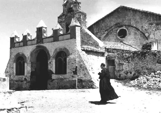 Mel Ferrer fotografió al párroco de Santa Marta de Magasca, a Alonso Martín, pasando junto a la ermita del pueblo.