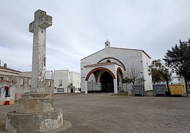 Imagen actual de la ermita junto a la Cruz de los Caídos. Hay vecinos que aseguran que la ermita era más bonita antes.