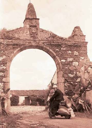 Fotografía tomada por Bravo del cura de Santa Marta de Magasca, Alonso Martín, entrando con su vespa en la finca de Pascualete.