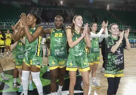 Celebración del décimo triunfo del Al-Qázeres esta temporada.