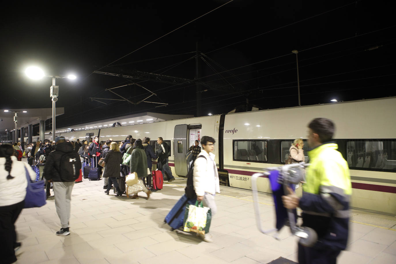 Tren Madrid-Badajoz con parada en la estación de Cáceres, este domingo.