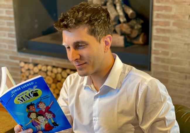 Jorge Luengo con el último libro que ha publicado.