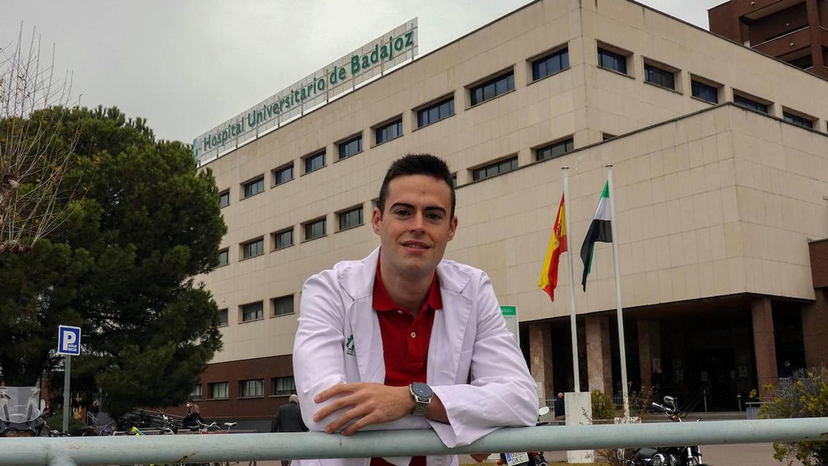 Jesus Flores Godoy, que estudia el MIR y será unos de los médicos que un futuro trabaje como adjunto en Extremadura, delante del Hospital Universitario de Badajoz.