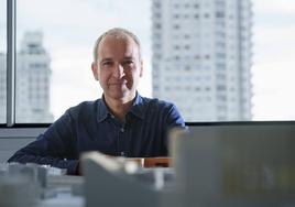 José María Sánchez en su estudio de arquitectura en Madrid.