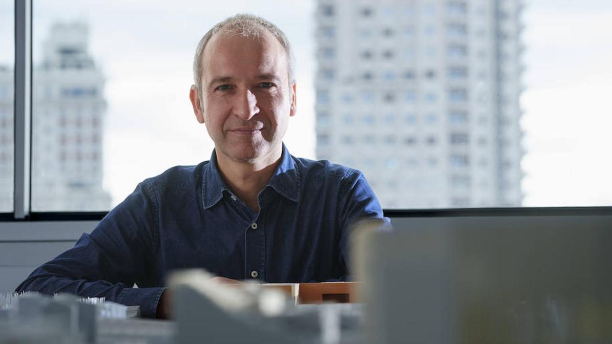 José María Sánchez en su estudio de arquitectura en Madrid.