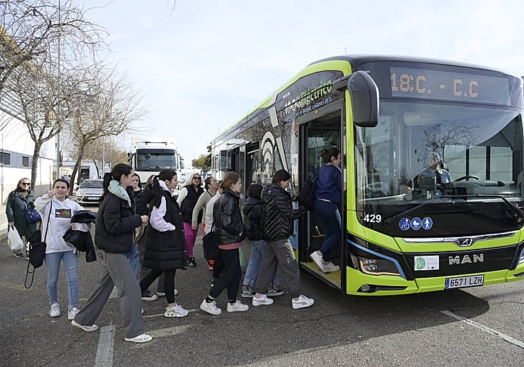 La línea 18, que para junto a los juzgados, es la única que tiene una frecuencia aceptable.
